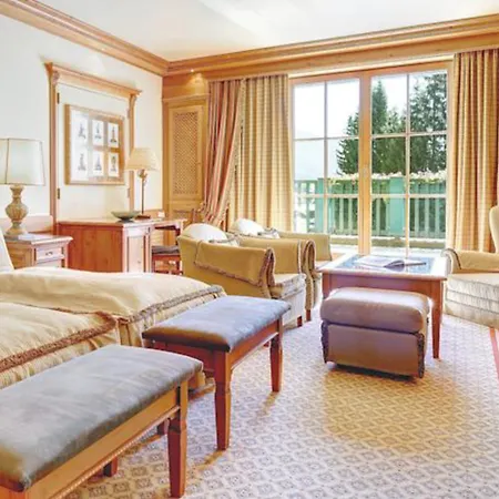 מלון Alpin Sacher 5*