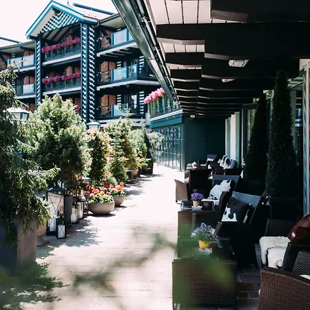 מלון Alpin Sacher 5*