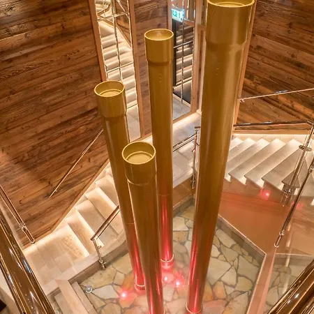 מלון Alpin Sacher 5*